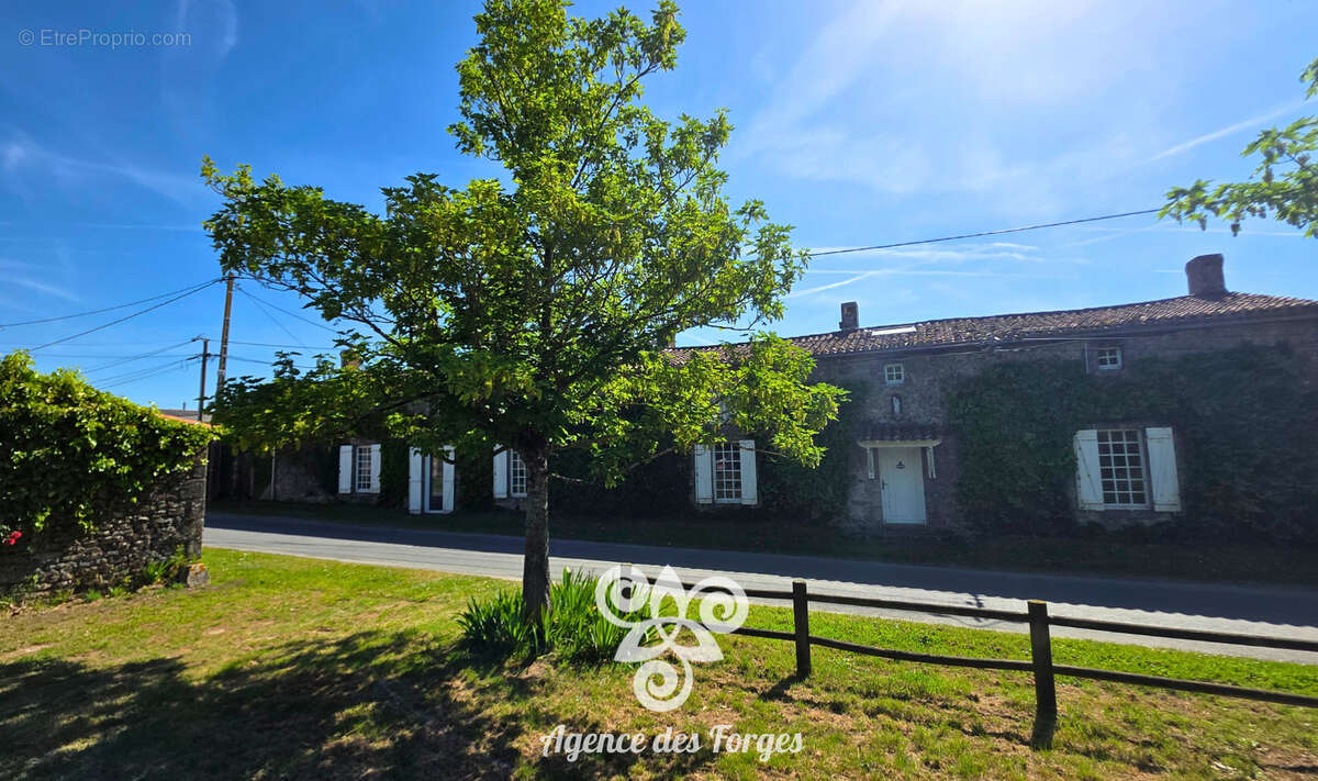 Maison à SAINT-MACAIRE-EN-MAUGES