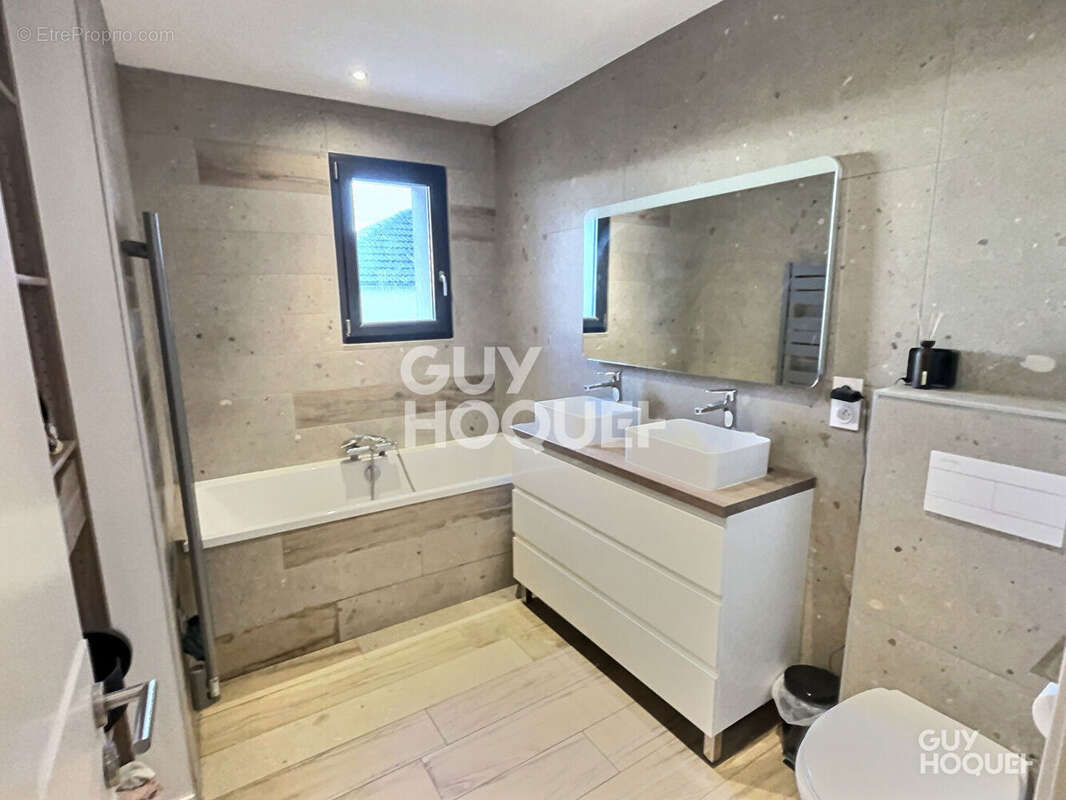 Maison à SAINT-BONNET-DE-MURE