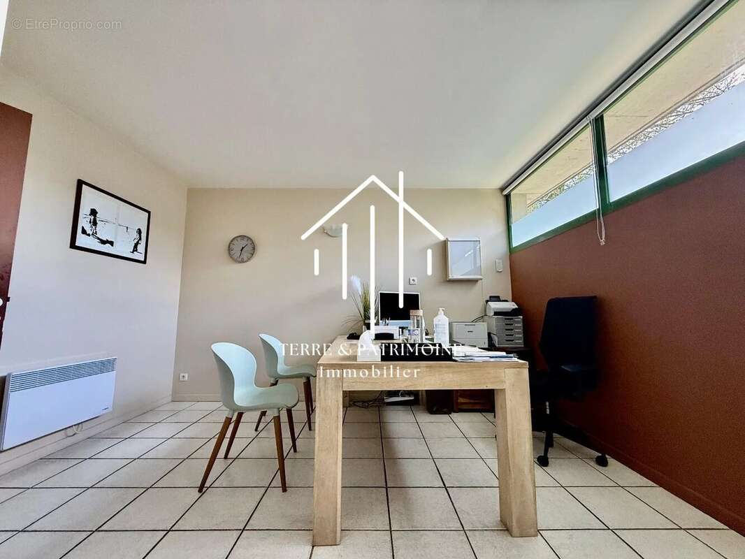 Commerce à VALLON-PONT-D'ARC