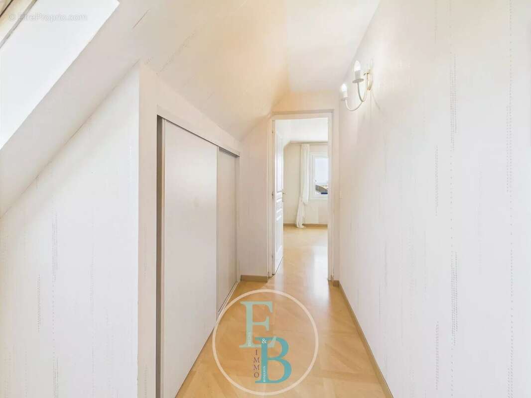 Maison à COLLEVILLE-SUR-MER