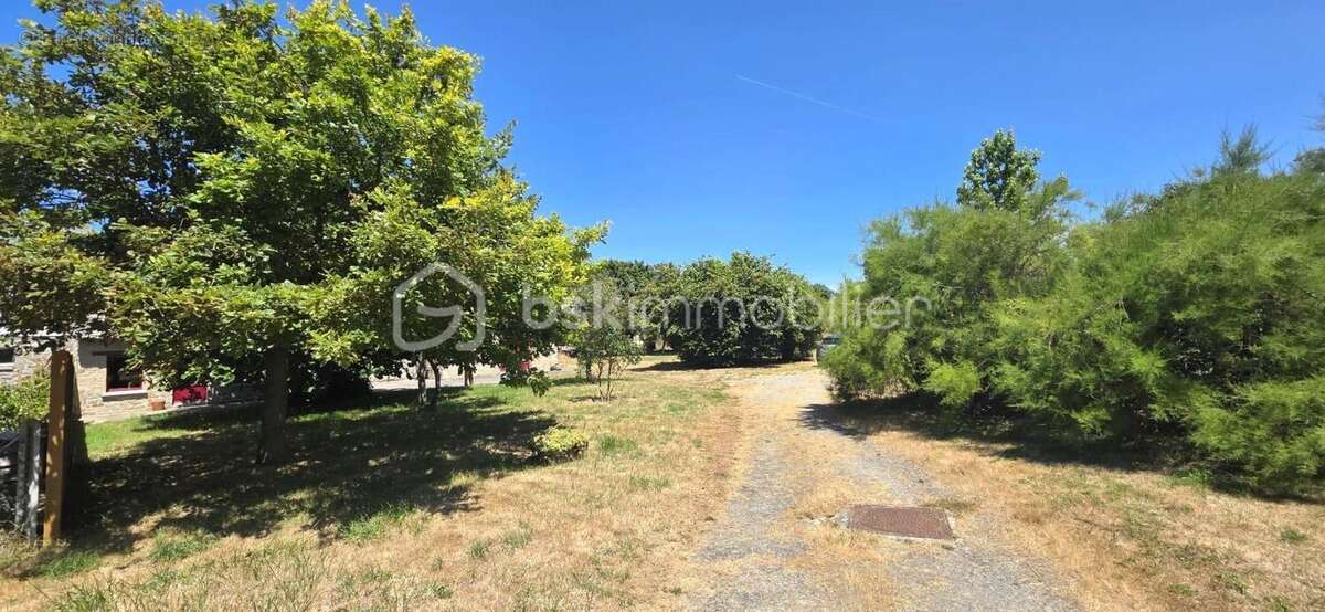 À 350m de la mer – Chaumière en pierre avec terrain en partie constructible ! - photo 18