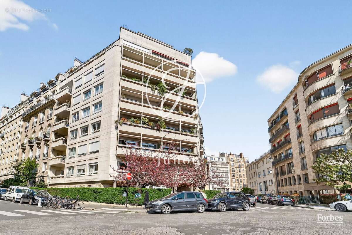 Appartement à PARIS-16E