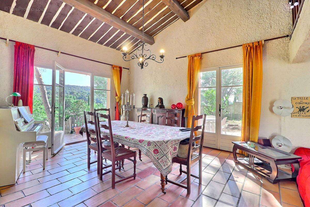 Maison à VENTABREN