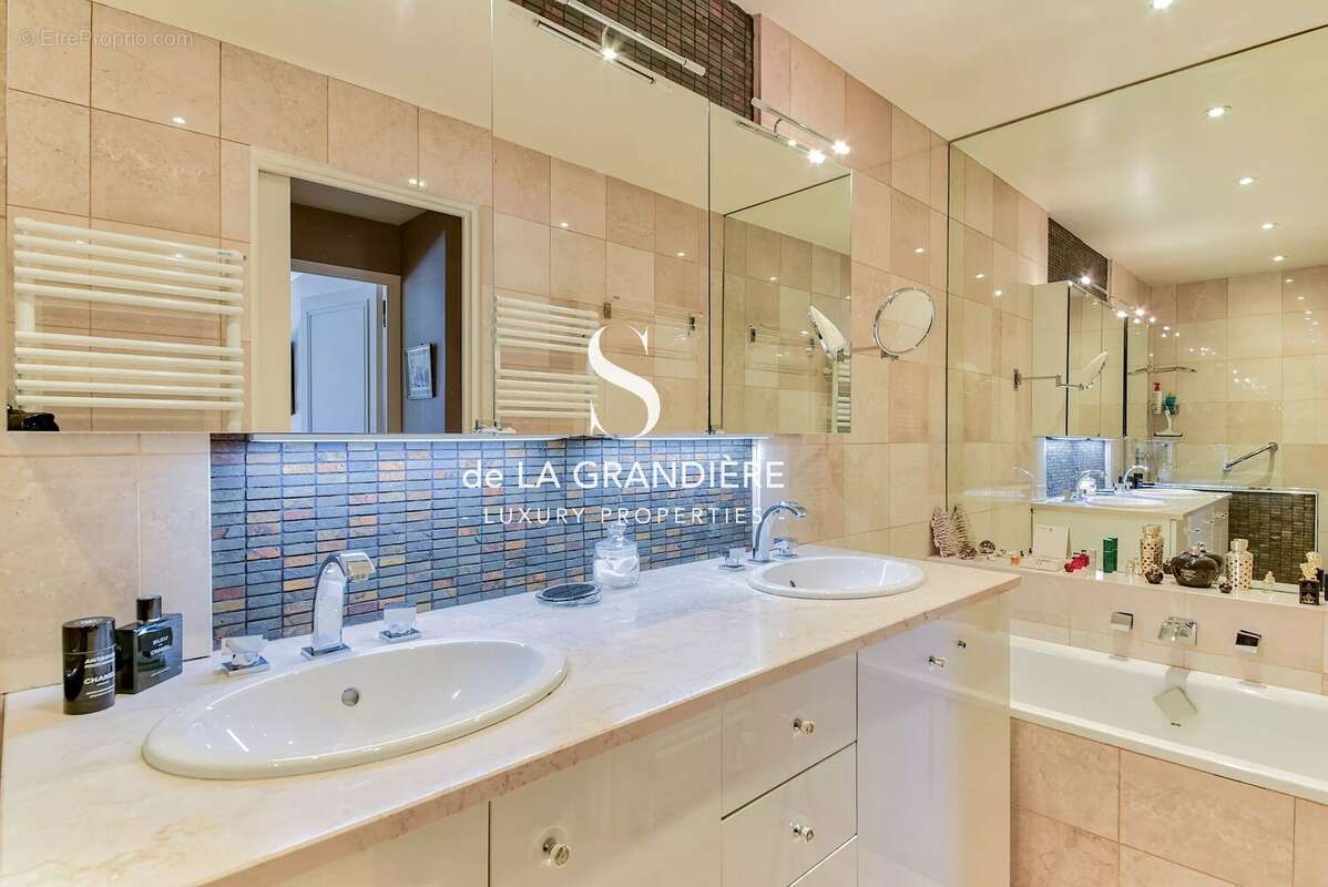 Appartement à PARIS-16E