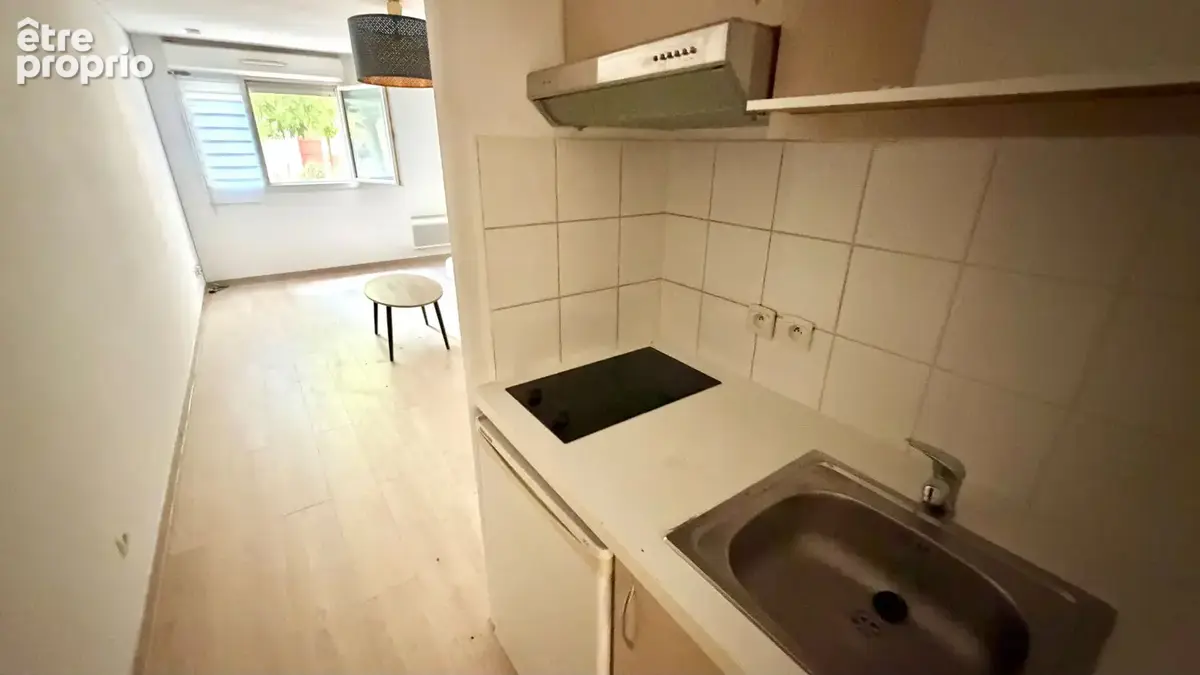 Studio rez de jardin  avec place de parking dans résidence en bout d'impasse. - photo 3