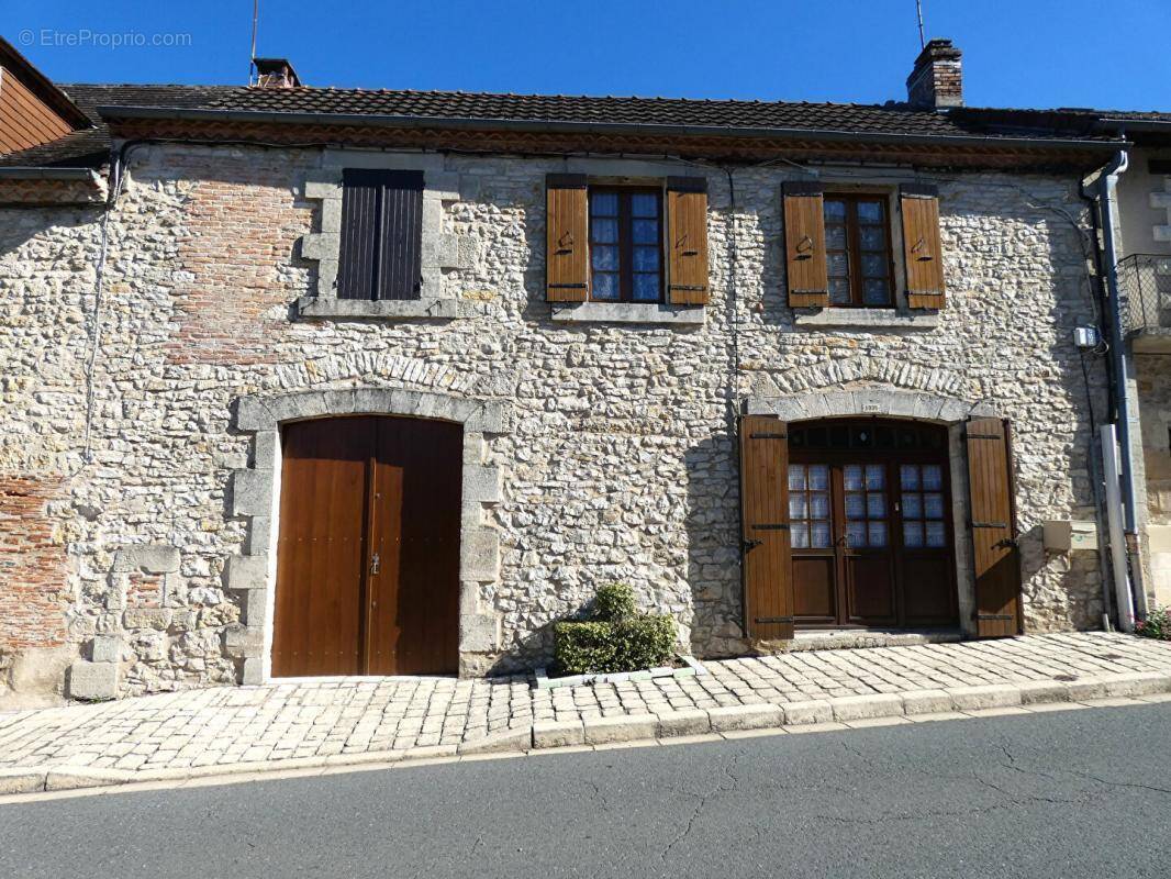 Maison à HAUTEFORT