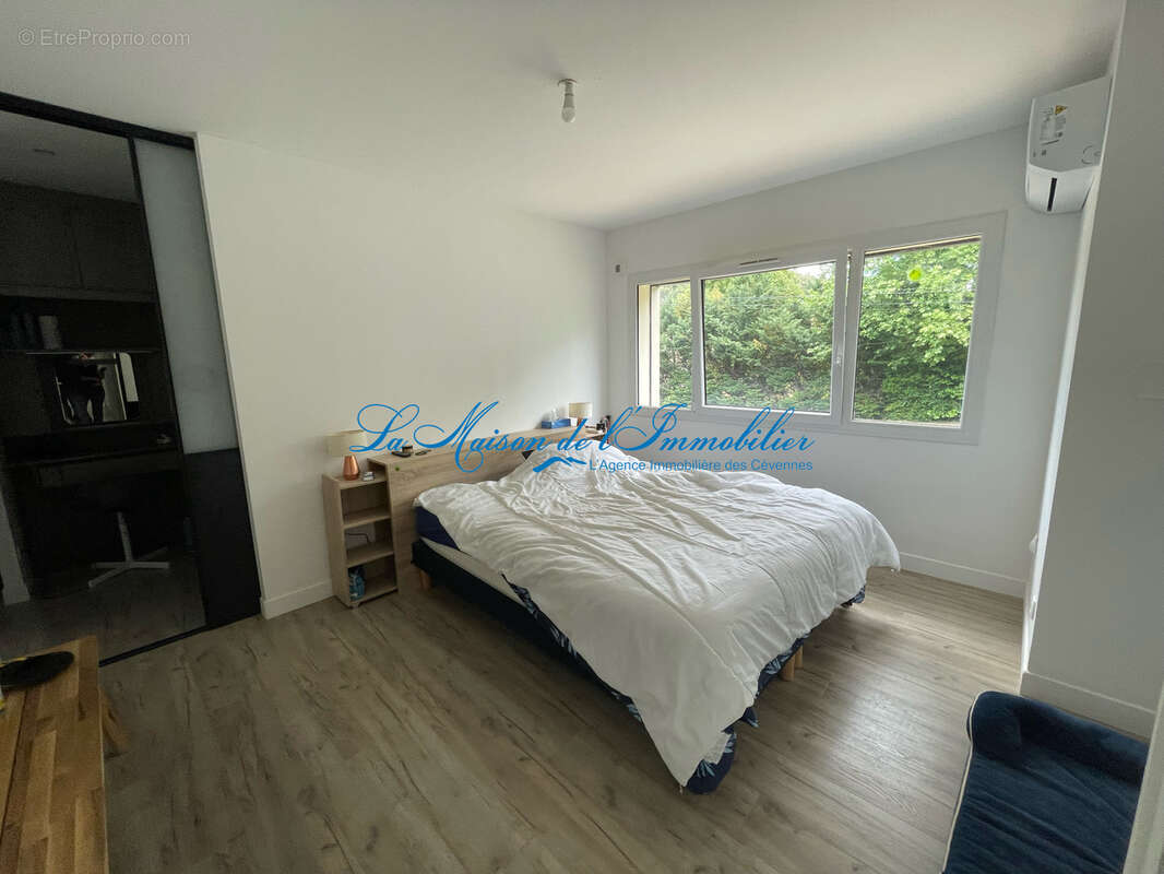 Entre ANDUZE et LASALLE, grande maison de 187 m2 hab F6  sur 1280 lm2 de terrain avec piscine - photo 13