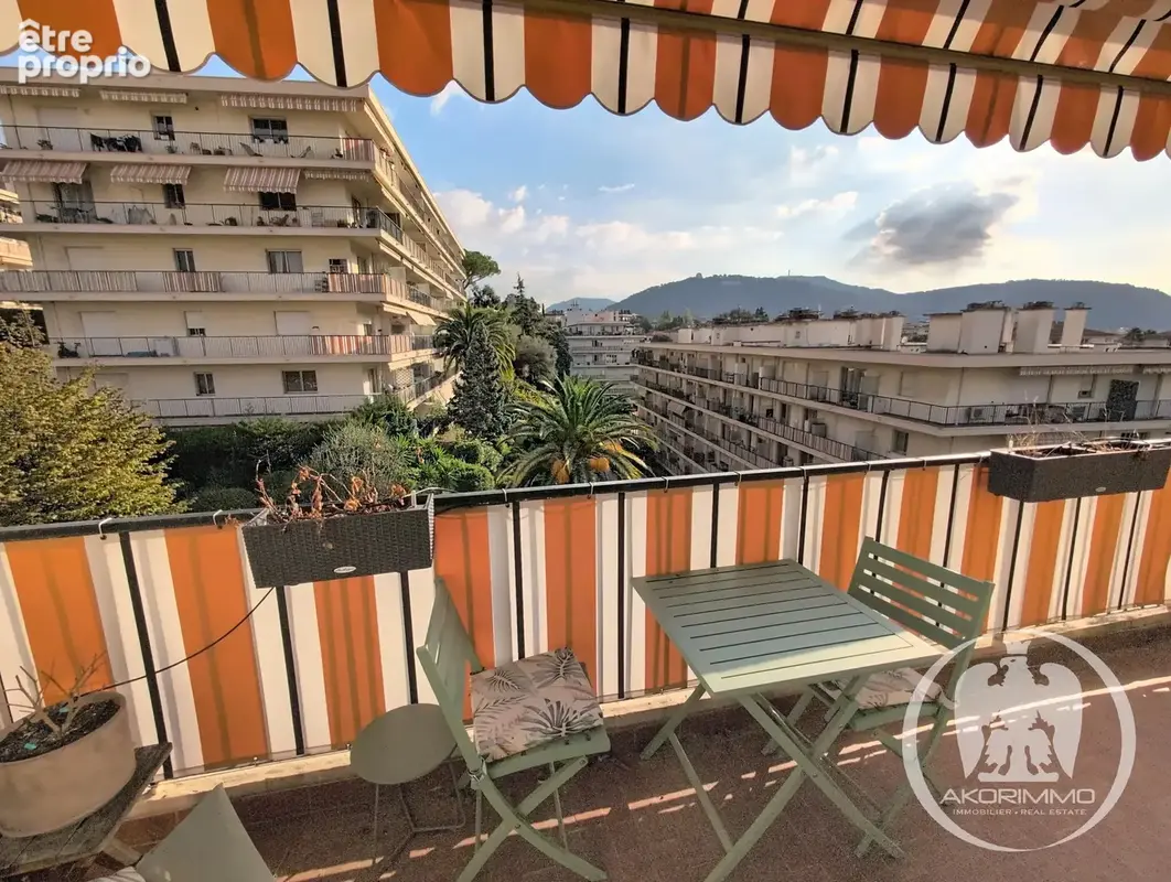 Exclusivité – Nice Cimiez Superbe 2 pièces en dernier étage, au calme absolu & entouré de verdure ! - photo 2