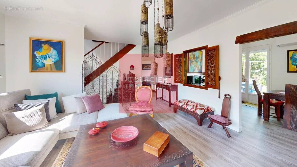 Maison à LE MESNIL-SAINT-DENIS