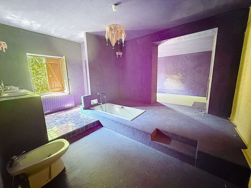 KANFEN - Demeure en pierre de taille de 266,73 m2 habitables Terrain de 1 834 m2  Dépendances   430000,- € - photo 4