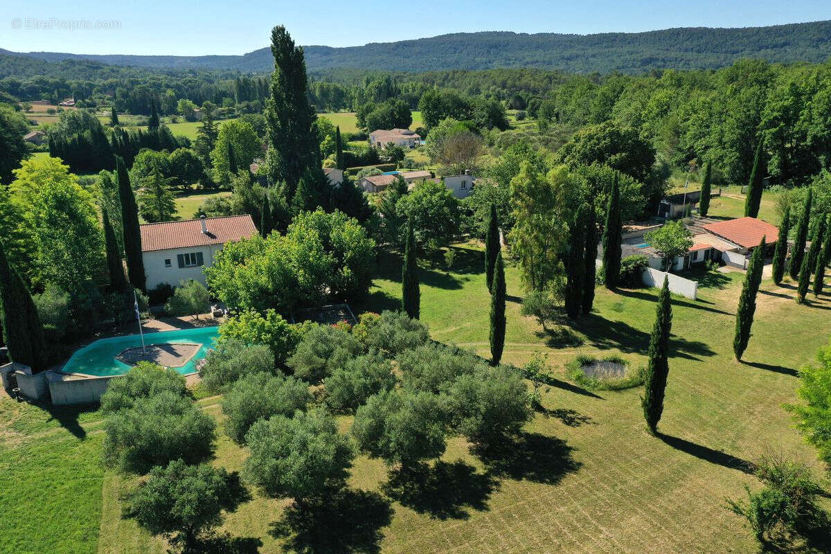 VILLECROZE,   propriété sur 4.2 hectares, bastide de charme, poolhouse, piscine, bassin, cabanon et oliveraie. - photo 2