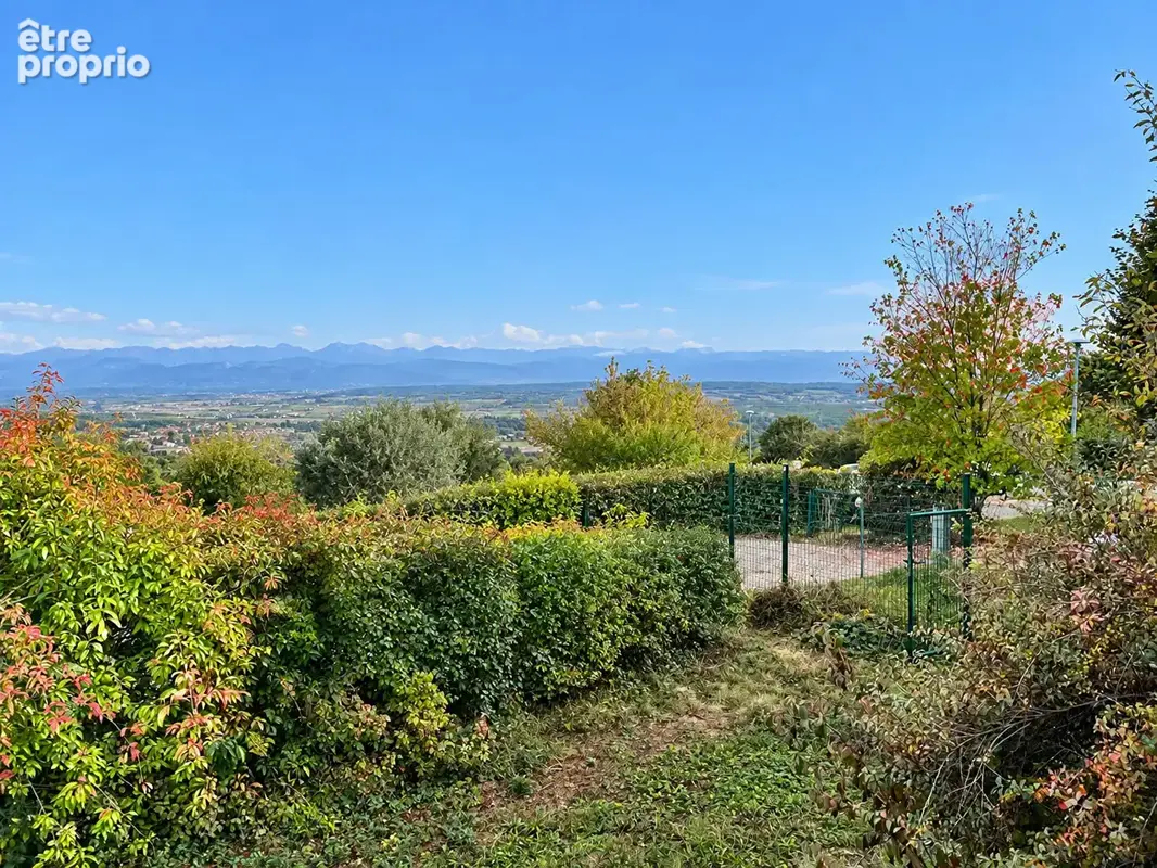 Terrain constructible avec vue Alpes à Challex 01630 - photo 1