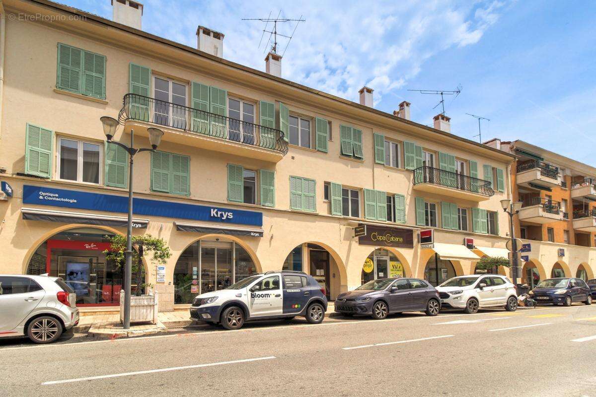 Appartement à SAINT-LAURENT-DU-VAR