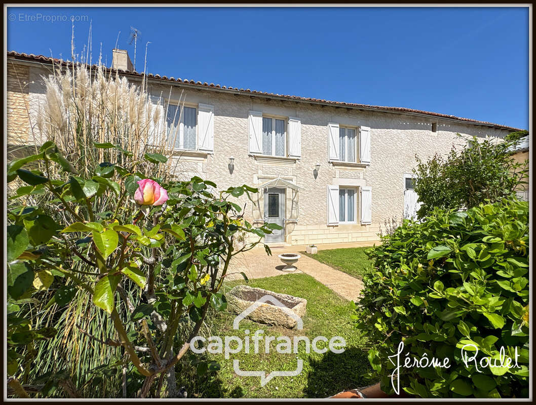 Maison en pierre à vendre Champigny-En-Rochereau (86), 6 pièces, 4 chambres, terrain 1 900 m² avec dépendances - photo 2