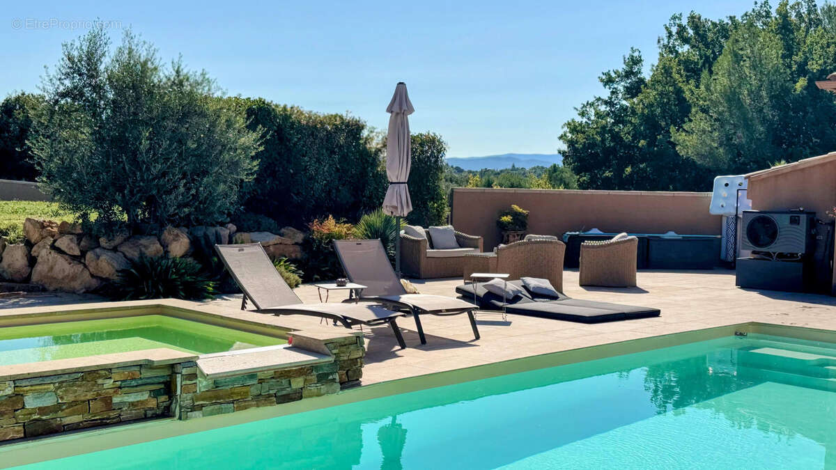 Maison à CHATEAUNEUF-LE-ROUGE