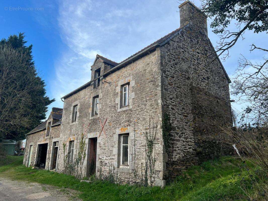 Maison à ALLINEUC
