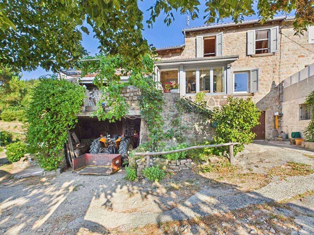 Maison au coeur d'un hameau avec dépendance et vaste terrain à Desaignes - photo 2