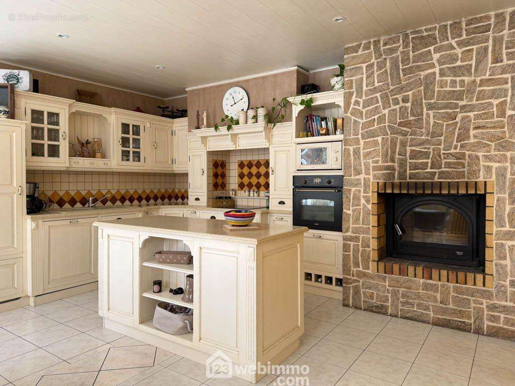 Une cuisine familiale de 28 m² environ, - Maison à POUZAUGES
