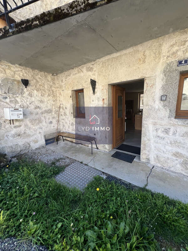 Maison à CHEZERY-FORENS