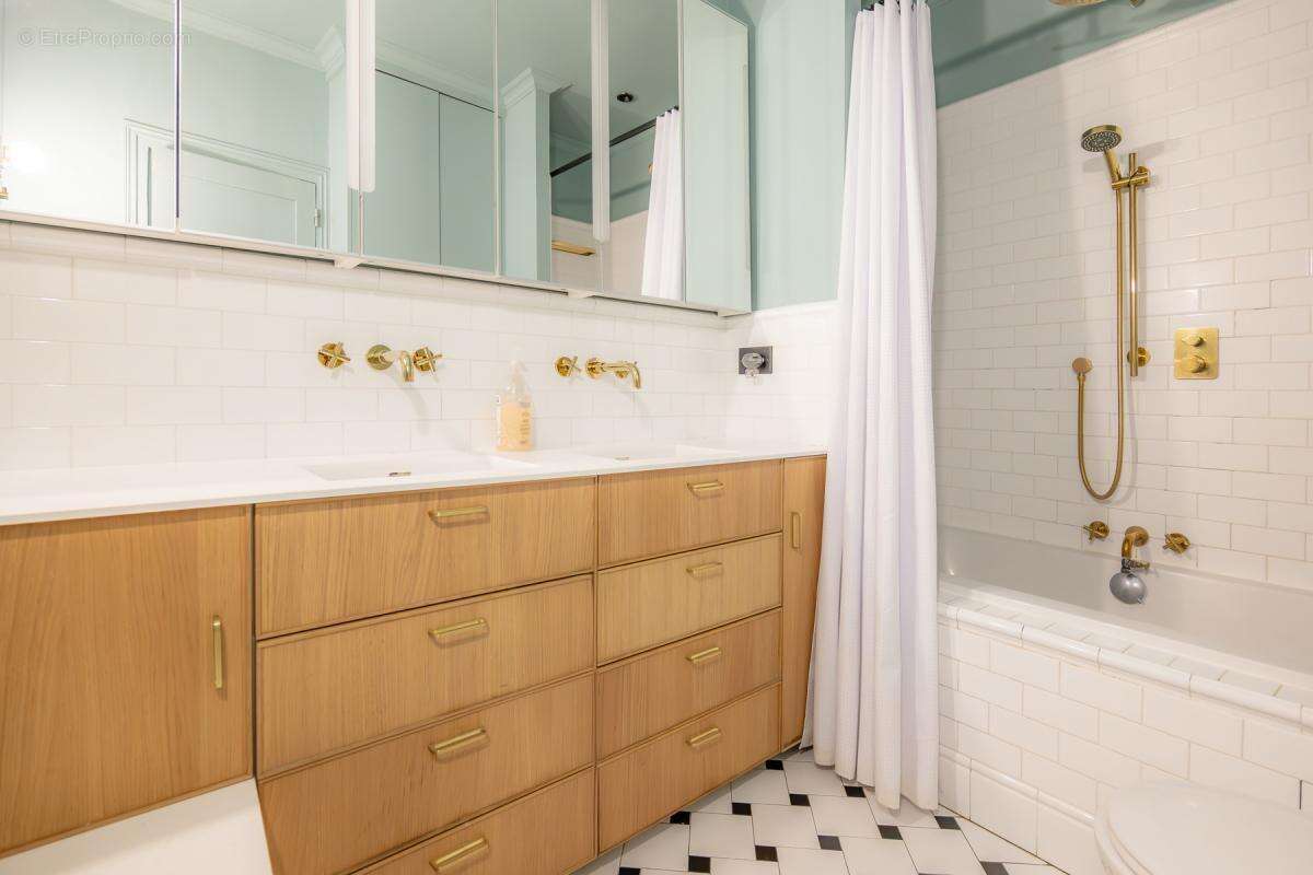 Appartement à PARIS-3E