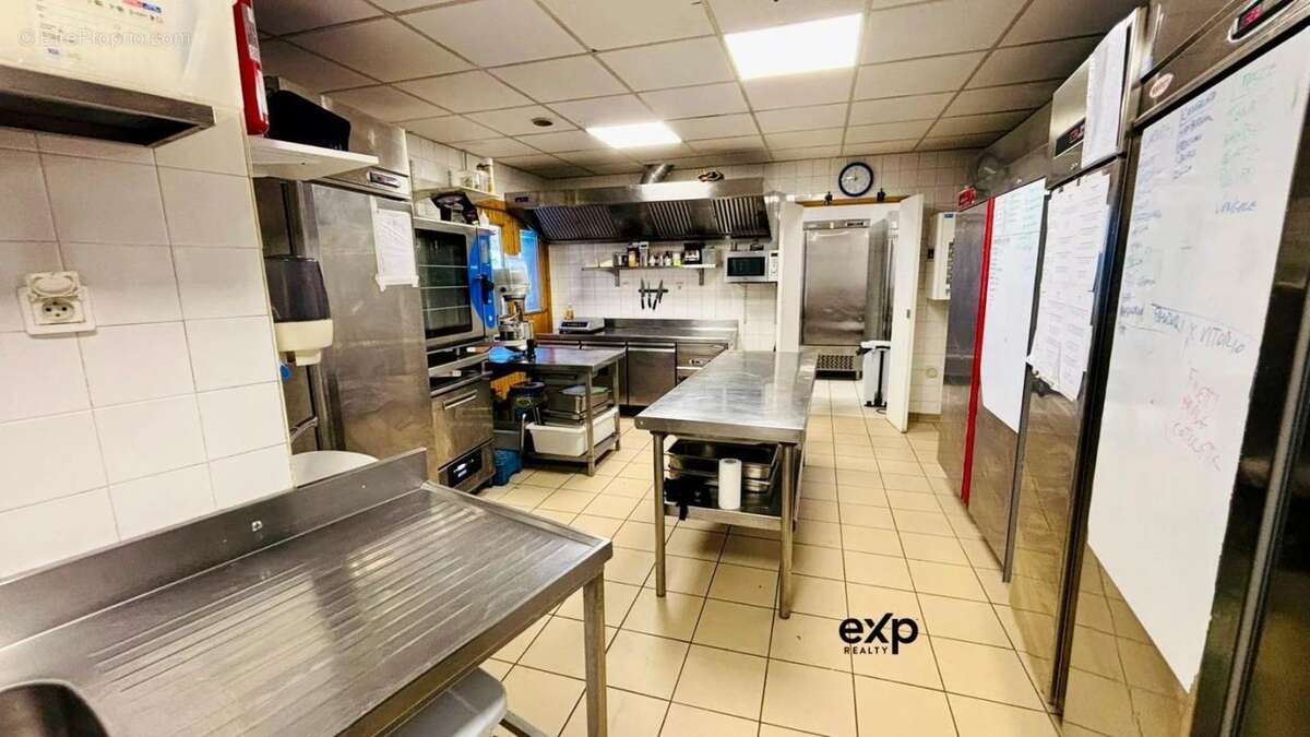 Commerce à LES ALLUES