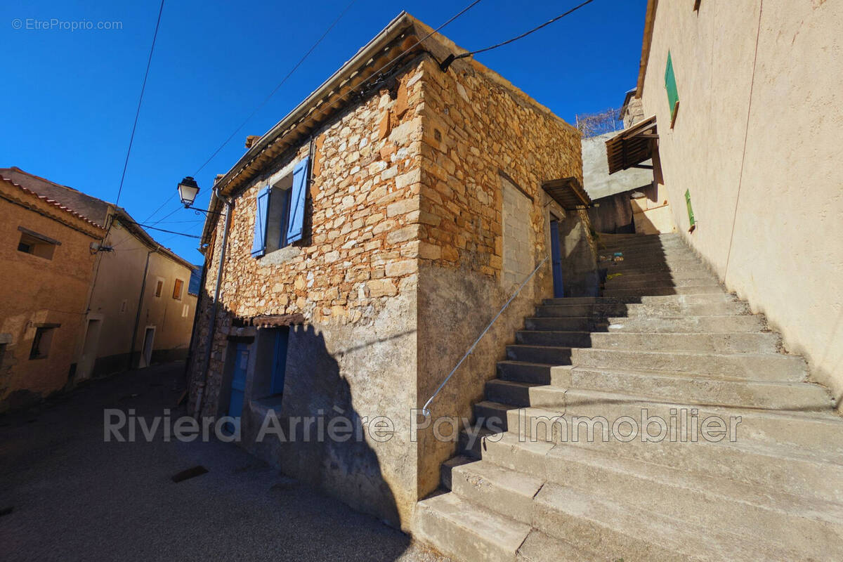 Maison à CASTELLET-LES-SAUSSES