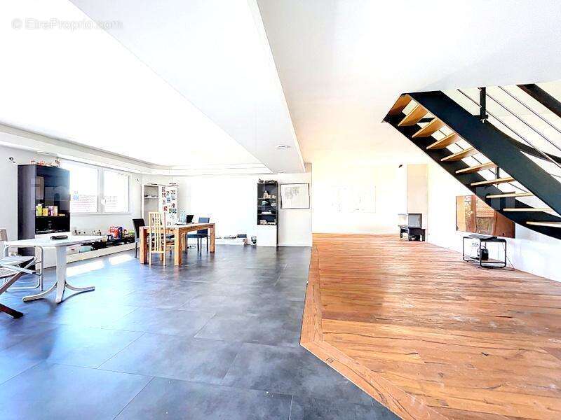 Maison_Cruseilles_grand_espace_proche_ecole_genève_frontière_suisse_ceva_bus_commerces_lumineux_calme_piscine_terrasse_extérieur_séjour_salon_cuisine_chambre_1_2_3_4_salle_de_bains_jardin_terrain_ - Maison à CRUSEILLES