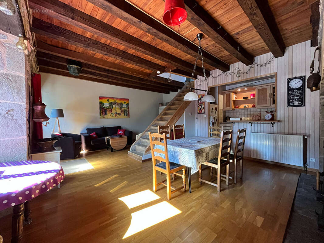 Maison à SAINT-JACQUES-DES-BLATS