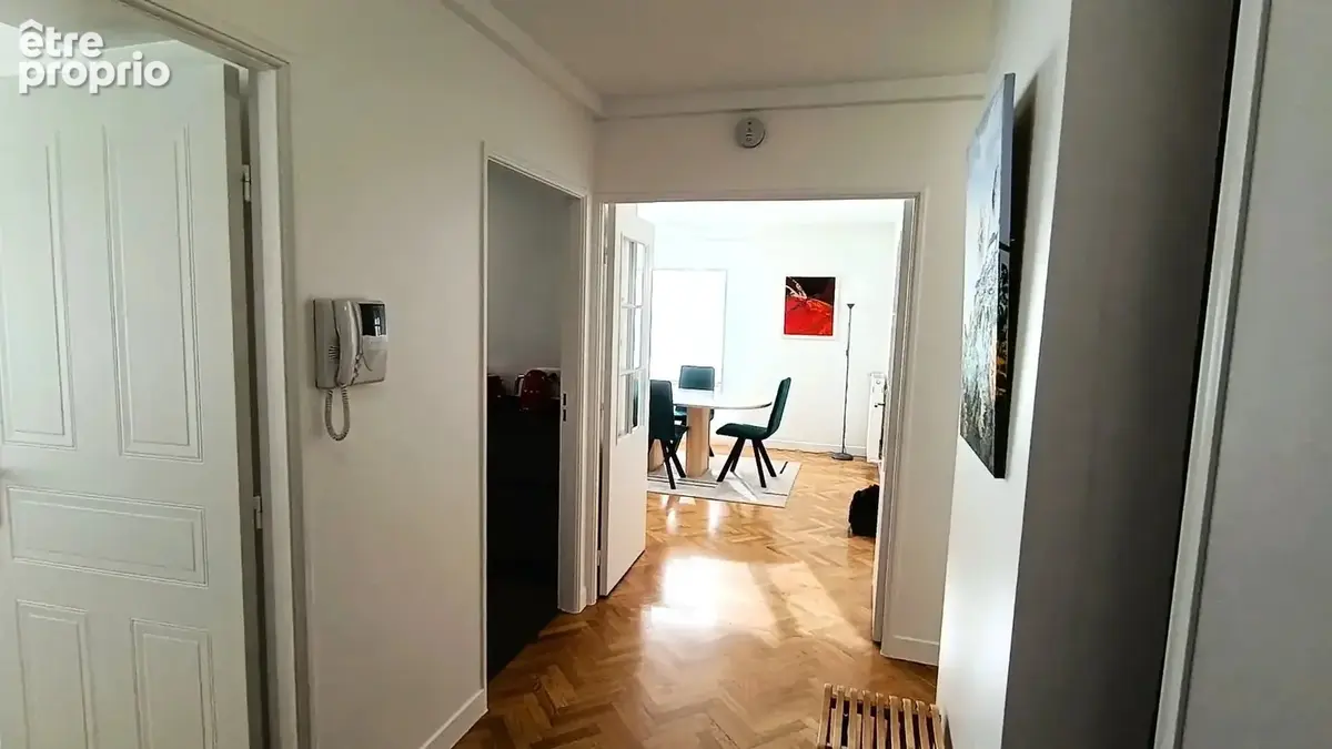 PARIS XVème, bords de Seine superbe 3 pièces de 77 m2 avec balcon, 2 grandes caves et parking en sous-sol. - photo 14