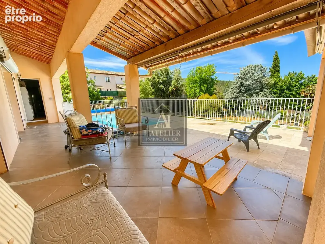 Maison de plain-pied d'une superficie de 136 m2 avec piscine sur une parcelle de 2000 m2 - photo 6