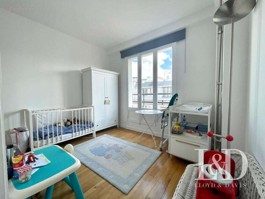 Appartement à PARIS-16E