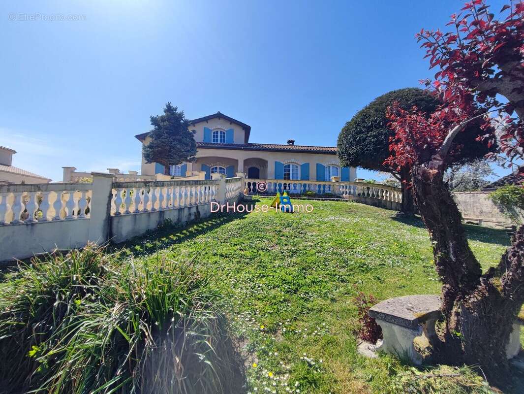 Maison à ROULLET-SAINT-ESTEPHE