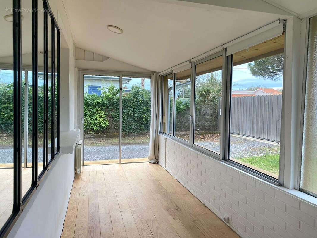Maison de plain-pied rénovée avec piscine et garage à vendre à Gujan-Mestras, quartier Meyran - photo 4