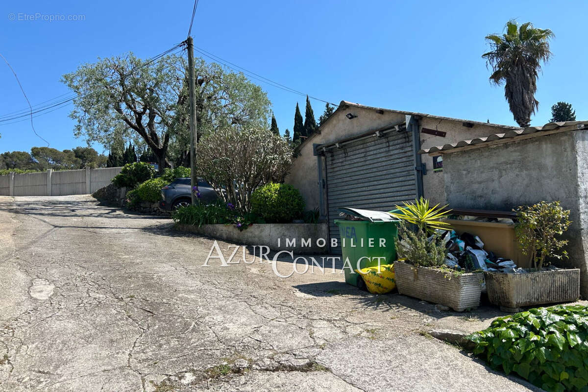 Terrain à MOUGINS