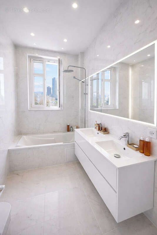 Salle de bain totalement rénovée avec vue sur la Defense - Appartement à NEUILLY-SUR-SEINE