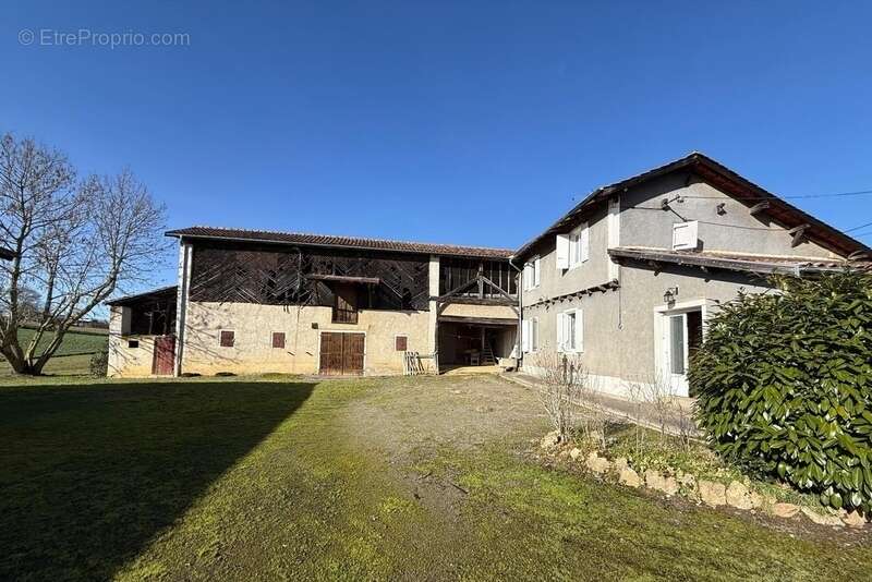 Dpt Hautes Pyrénées (65), à vendre SADOURNIN corps de ferme avec maison T6 de 125m² + grandes dépendances attenantes sur 8280 m² - photo 11