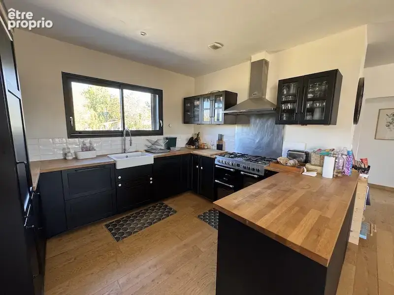 Maison de plain-pied avec 3.25 ha et écuries. - photo 2