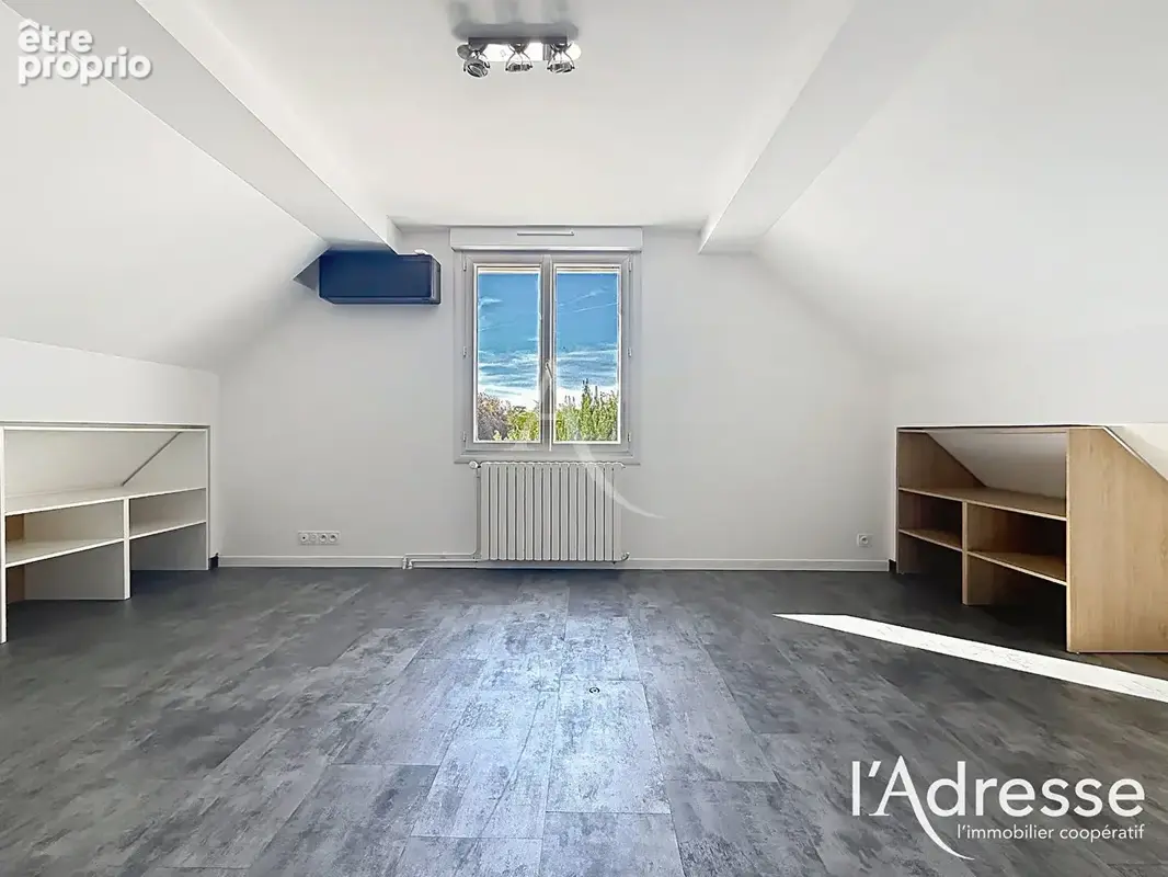 Maison entièrement rénovée avec piscine chauffée et grands garages - photo 8