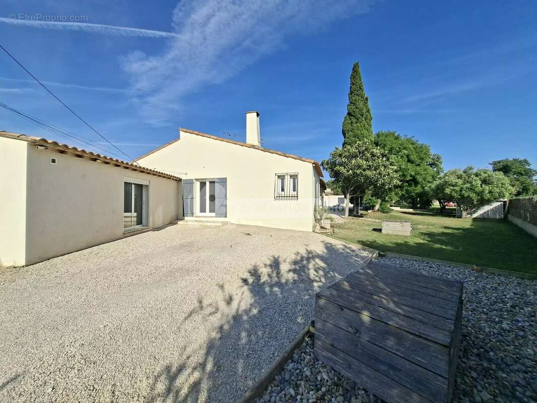 Villa de plain-pied avec piscine à Fontvieille - photo 3