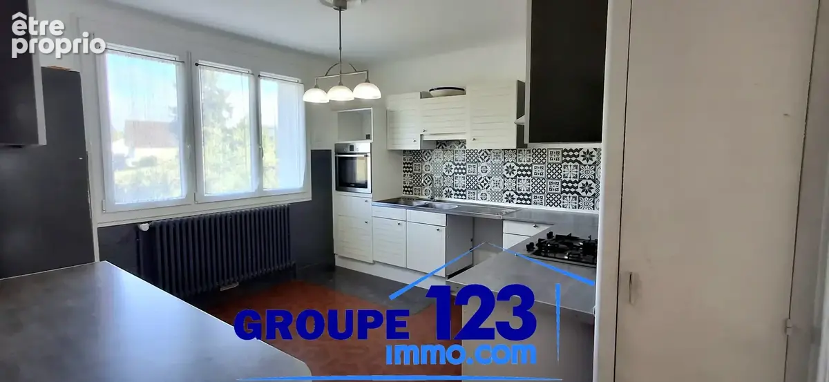 Pavillon familial de 260 m2   terrain de plus de 2 000 m2 - photo 4
