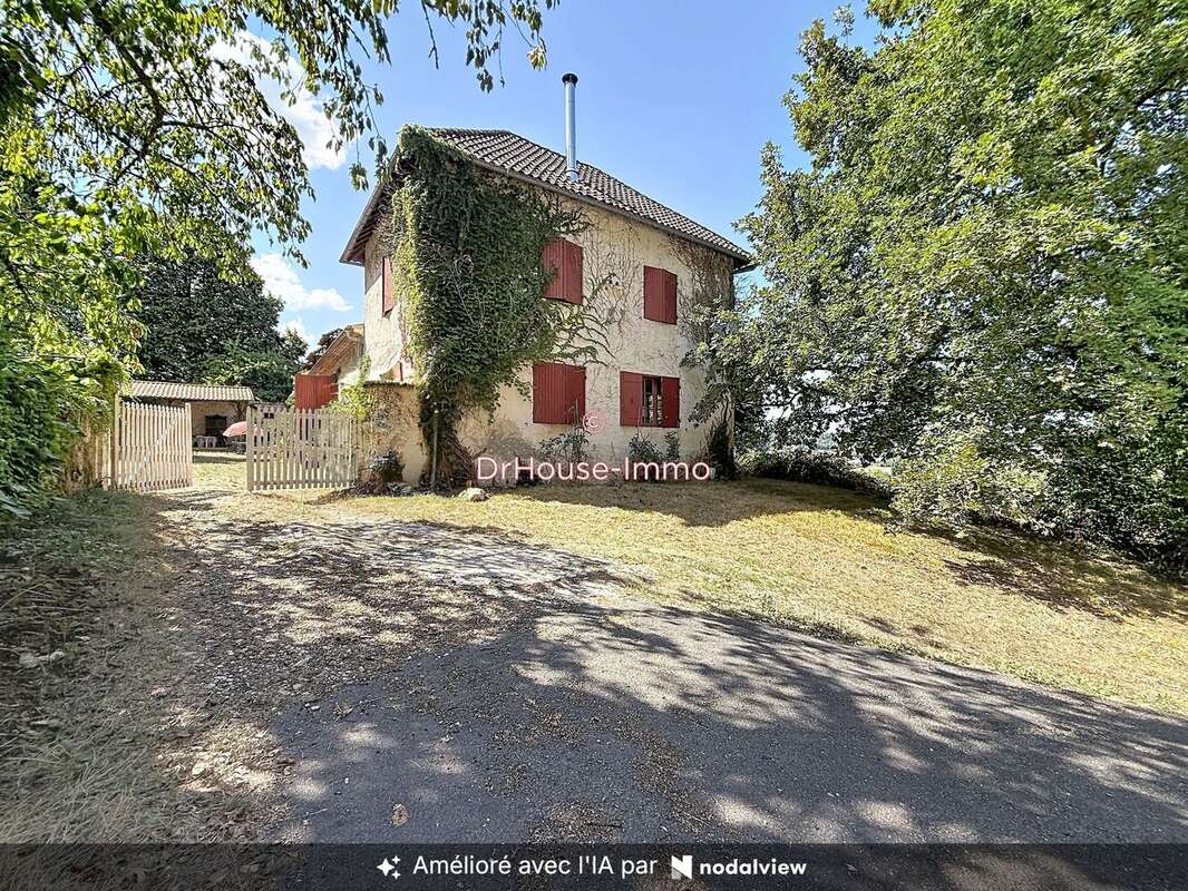 Maison 500 m² à Neuvic  - photo 4