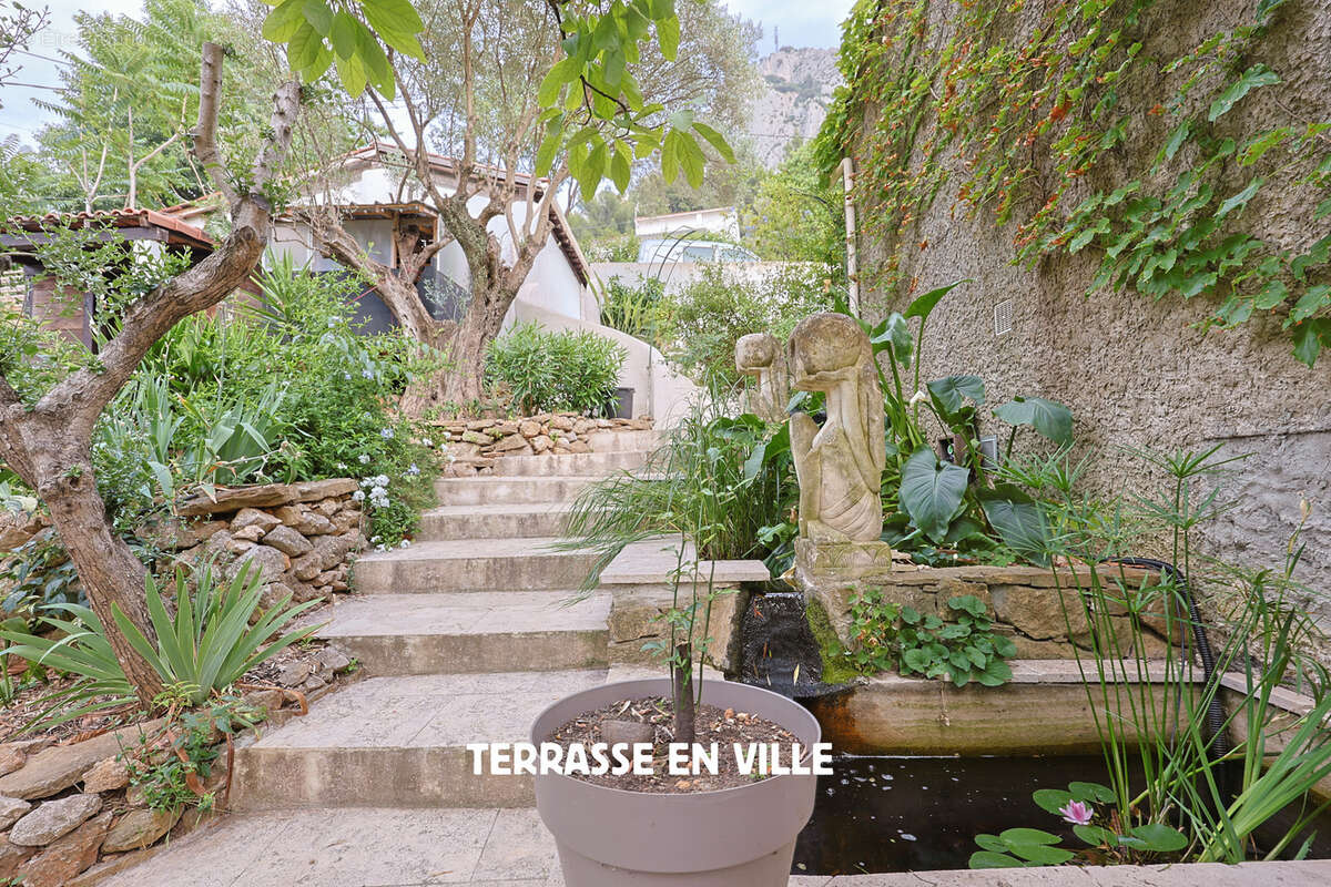 Toulon Ouest - Maison Familiale 230m2 - Parcelle 2000m2 - Piscine - Vue dégagée - 745 000€ - photo 27