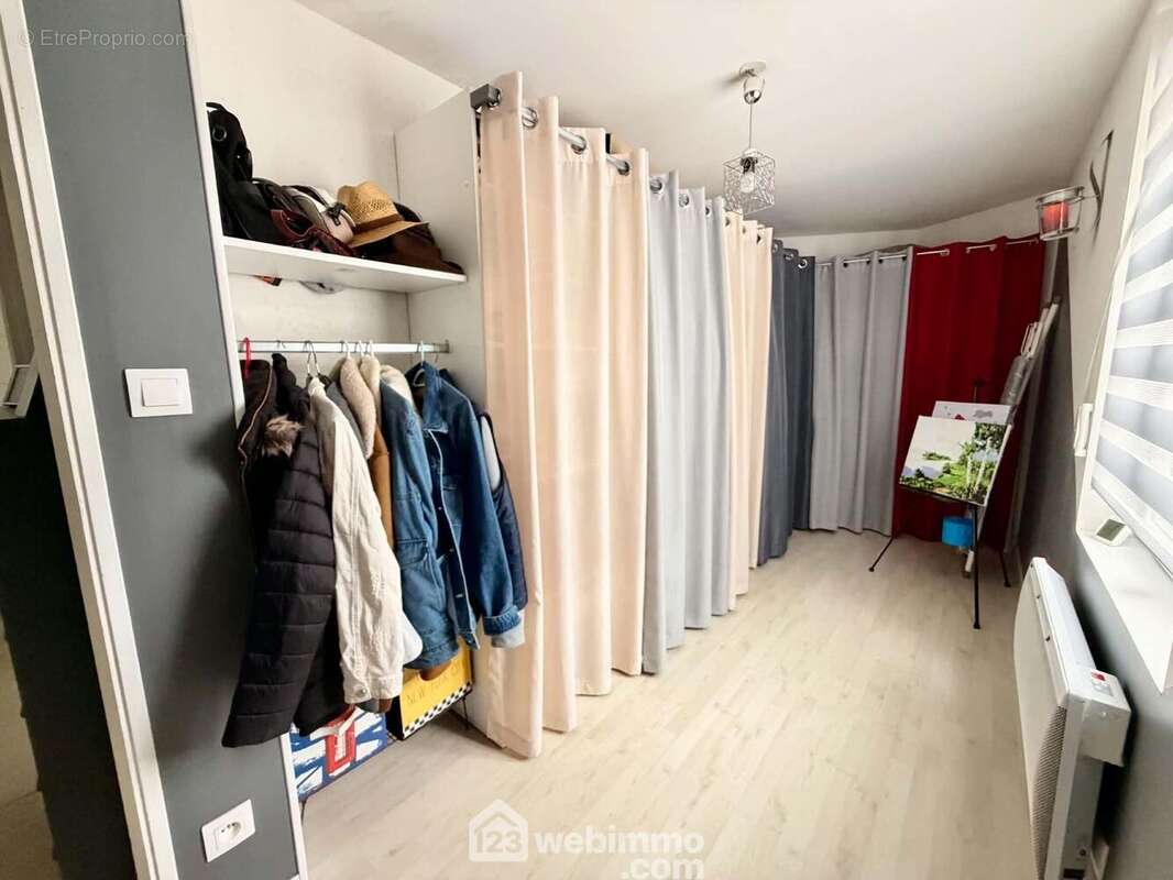 Vaste espace dressing aménagé permettant un rangement optimal et un confort quotidien appréciable