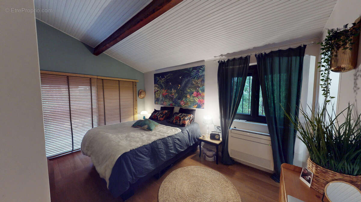 Maison à SAINT-CLEMENT-DE-RIVIERE