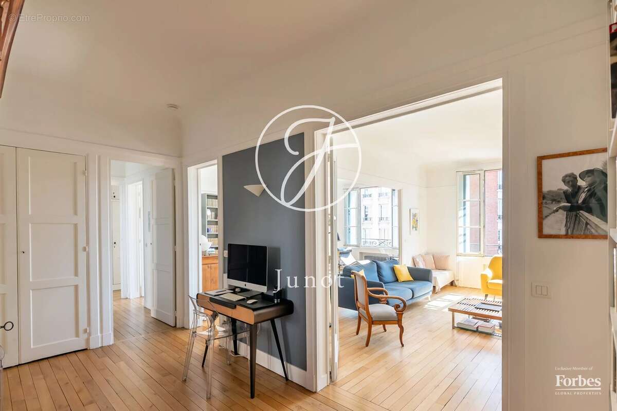 Appartement à PARIS-16E