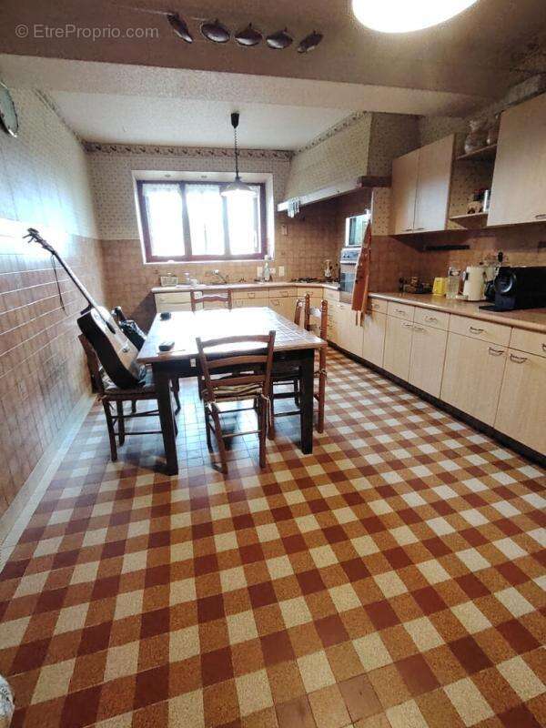 Très belle bâtisse  avec cour fermée et  nombreuses dépendances - photo 3