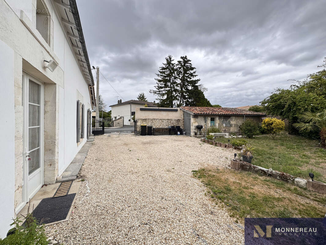 Maison à BARBEZIEUX-SAINT-HILAIRE