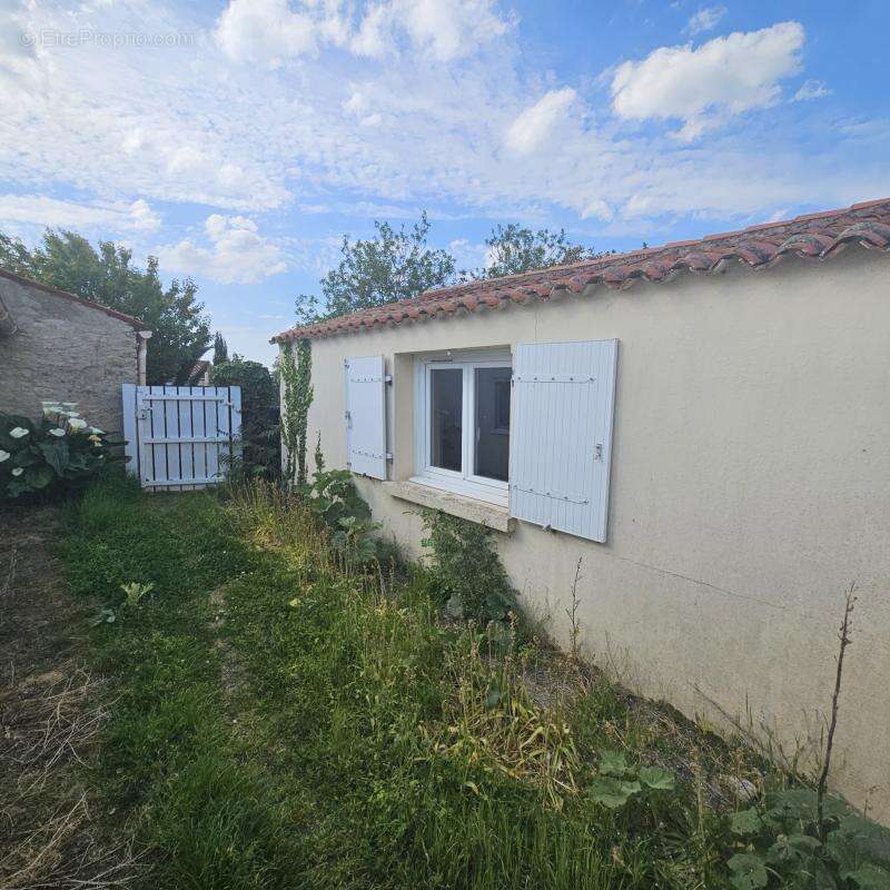 Maison à CHAMPAGNE-LES-MARAIS
