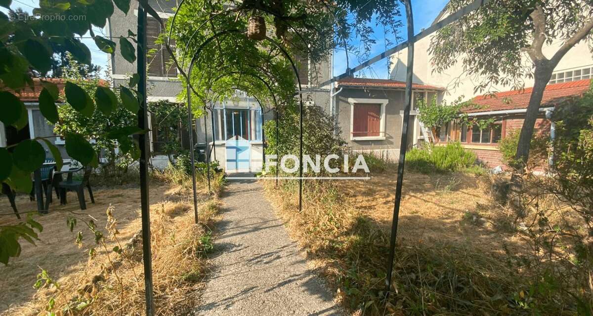 Le Raincy – Élégant pavillon familial au calme, à deux pas du centre-ville et du RER E - photo 4