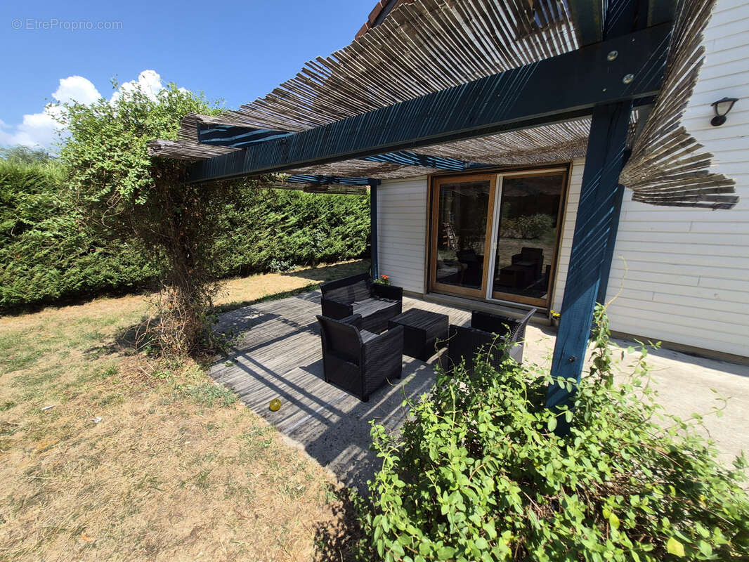 Maison individuelle de 2011 de type ossature bois de 141 m2 édifiée sur un terrain de 2292 m2 - photo 6